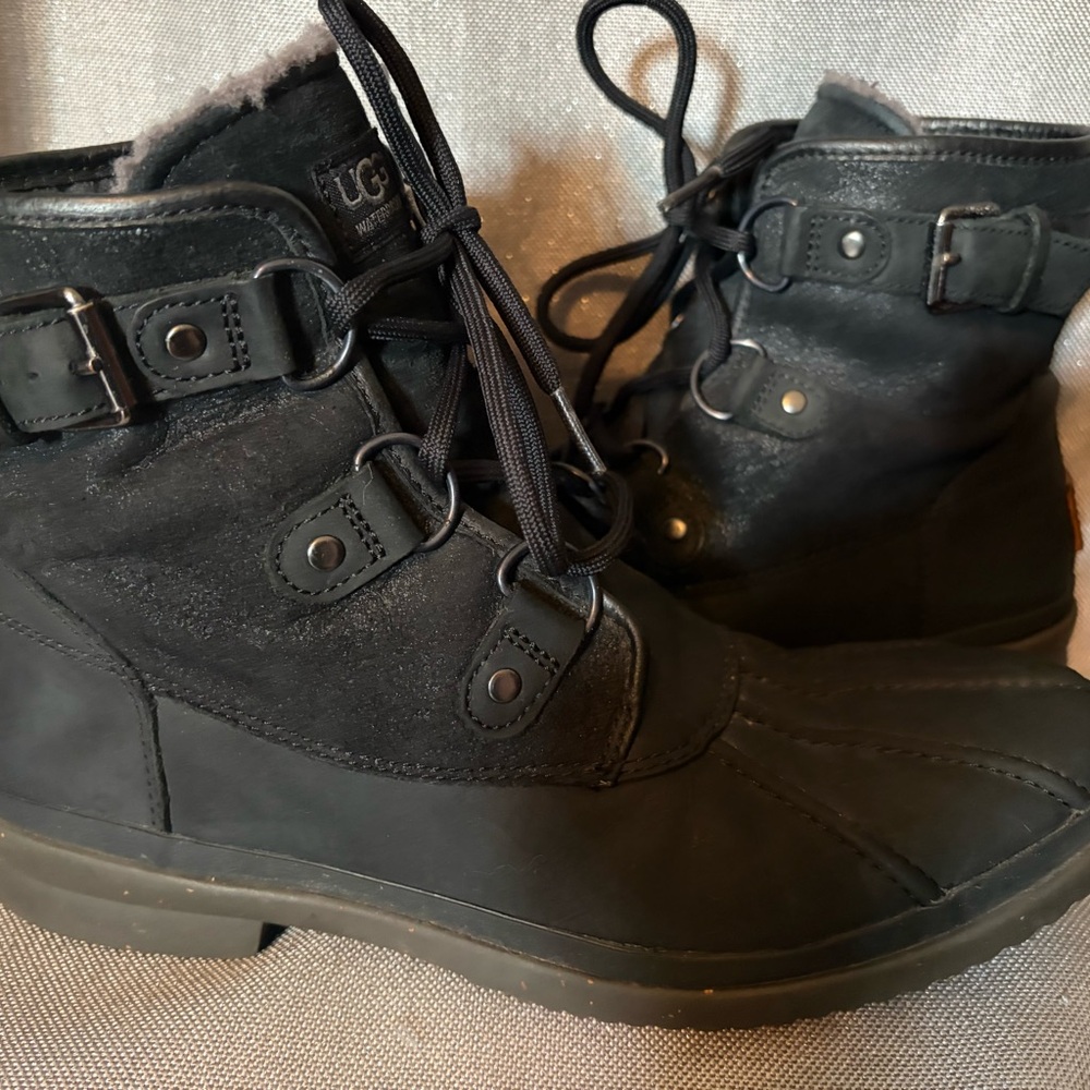 UGG Cecile Duck Boots size 9.5